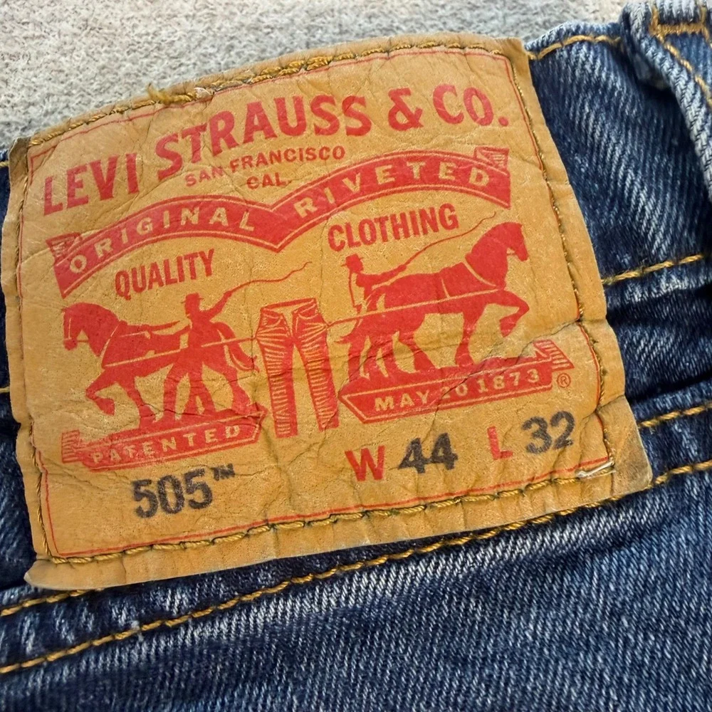 Levi's 505 Regular Fit Jeans Mens 44x32 Blue Denim Straight Leg Medium Wash